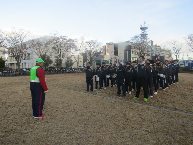 ８-１はじめの挨拶山本さん部員整列１